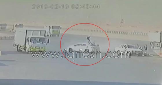 فيديو مروع لشخص يطير في الهواء صدمته سيارة صورة رقم 3