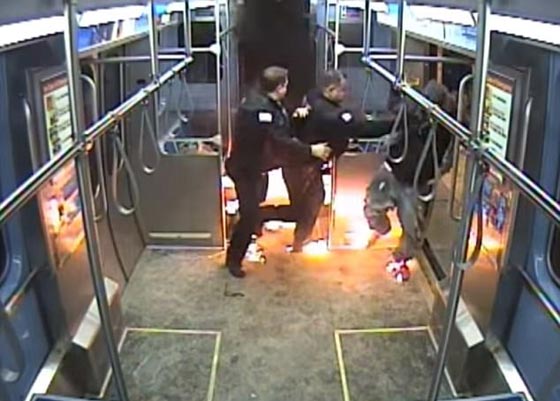 شاهد أميركياً حاول حرق نفسه داخل قطار بشيكاغو صورة رقم 5