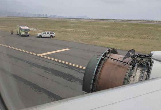 محرك طائرة بوينغ 777 يتطاير في الهواء خلال رحلة جوية صورة رقم 1