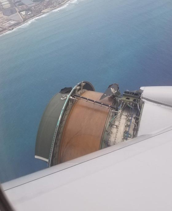 محرك طائرة بوينغ 777 يتطاير في الهواء خلال رحلة جوية صورة رقم 3