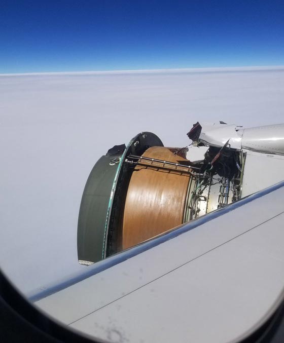 محرك طائرة بوينغ 777 يتطاير في الهواء خلال رحلة جوية صورة رقم 4