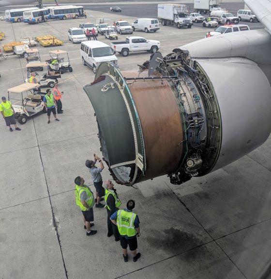 محرك طائرة بوينغ 777 يتطاير في الهواء خلال رحلة جوية صورة رقم 5