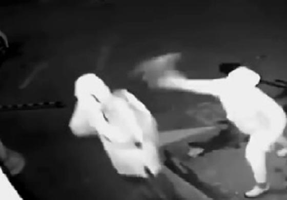 بالفيديو.. لص غبي يتسبب بإصابة زميله أثناء محاولة سرقة صورة رقم 3