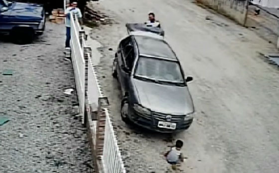 فيديو صادم: نجاة طفل بأعجوبة كاد أن يُطحن بعجلات السيارة صورة رقم 1