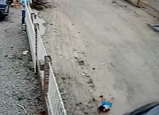 فيديو صادم: نجاة طفل بأعجوبة كاد أن يُطحن بعجلات السيارة صورة رقم 3