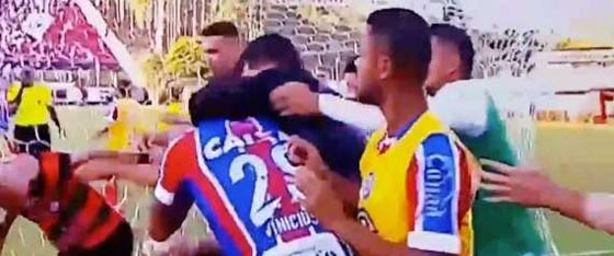  بالفيديو: طرد 9 لاعبين من مباراة كرة قدم بعد شجار ولكمات متبادلة صورة رقم 1
