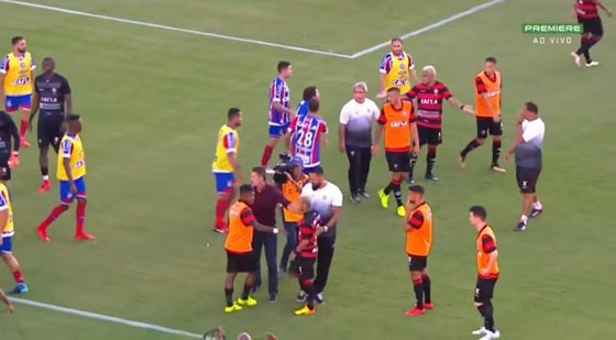  بالفيديو: طرد 9 لاعبين من مباراة كرة قدم بعد شجار ولكمات متبادلة صورة رقم 2