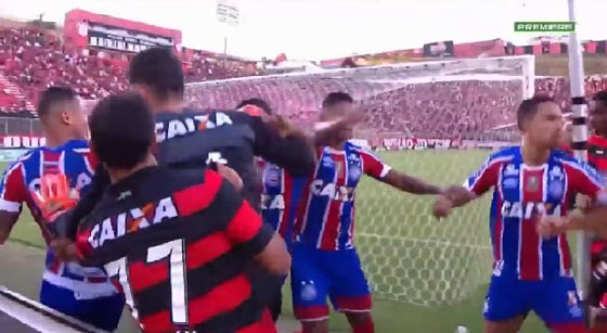  بالفيديو: طرد 9 لاعبين من مباراة كرة قدم بعد شجار ولكمات متبادلة صورة رقم 3