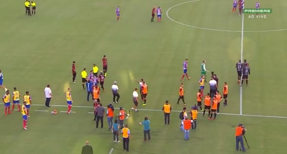  بالفيديو: طرد 9 لاعبين من مباراة كرة قدم بعد شجار ولكمات متبادلة صورة رقم 5