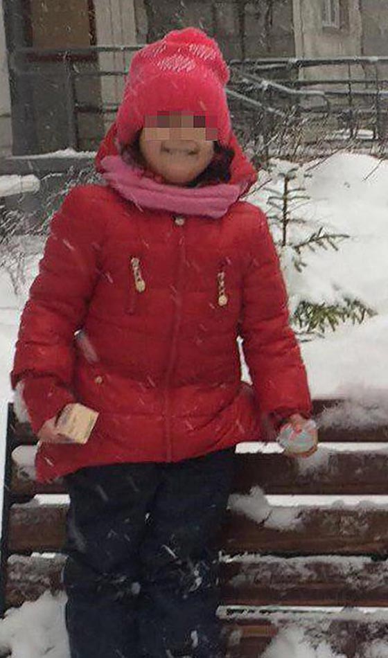  مدرسون ينسون طفلة روسية وسط الثلوج خارج الحضانة فتجمدّت حتى الموت! صورة رقم 3