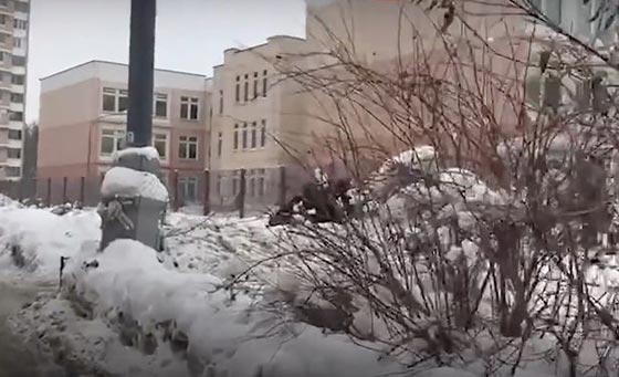  مدرسون ينسون طفلة روسية وسط الثلوج خارج الحضانة فتجمدّت حتى الموت! صورة رقم 4