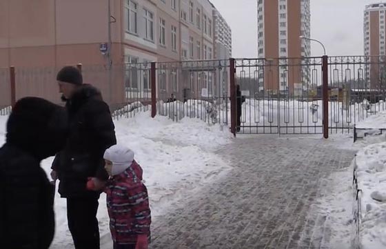  مدرسون ينسون طفلة روسية وسط الثلوج خارج الحضانة فتجمدّت حتى الموت! صورة رقم 5