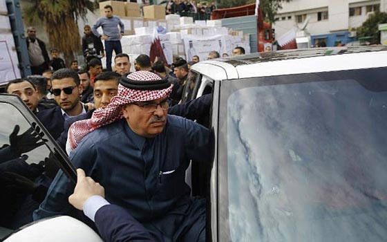 بالأحذية.. طرد مندوب الدوحة في غزة ونزع علم قطر صورة رقم 1