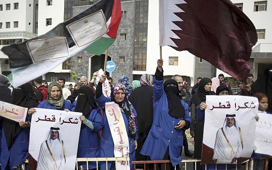 بالأحذية.. طرد مندوب الدوحة في غزة ونزع علم قطر صورة رقم 12