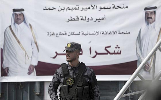 بالأحذية.. طرد مندوب الدوحة في غزة ونزع علم قطر صورة رقم 11