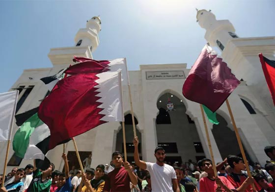 بالأحذية.. طرد مندوب الدوحة في غزة ونزع علم قطر صورة رقم 9
