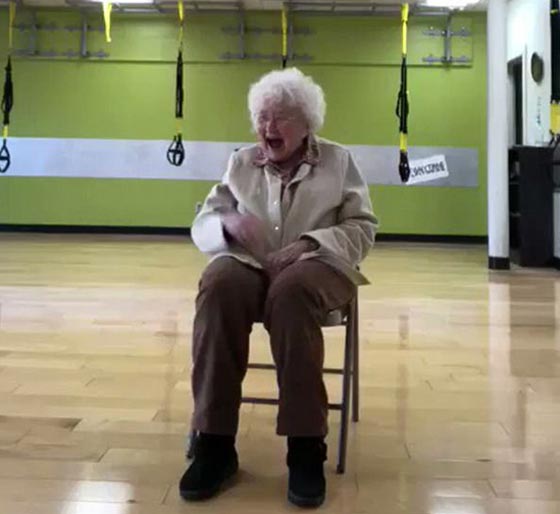 فيديو طريف: عجوز عمرحا 93 عاما في صالة التمارين الرياضية صورة رقم 1