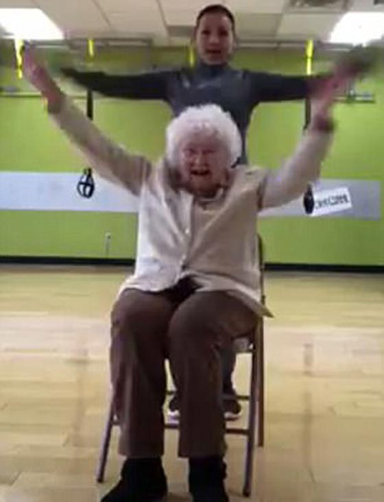 فيديو طريف: عجوز عمرحا 93 عاما في صالة التمارين الرياضية صورة رقم 4