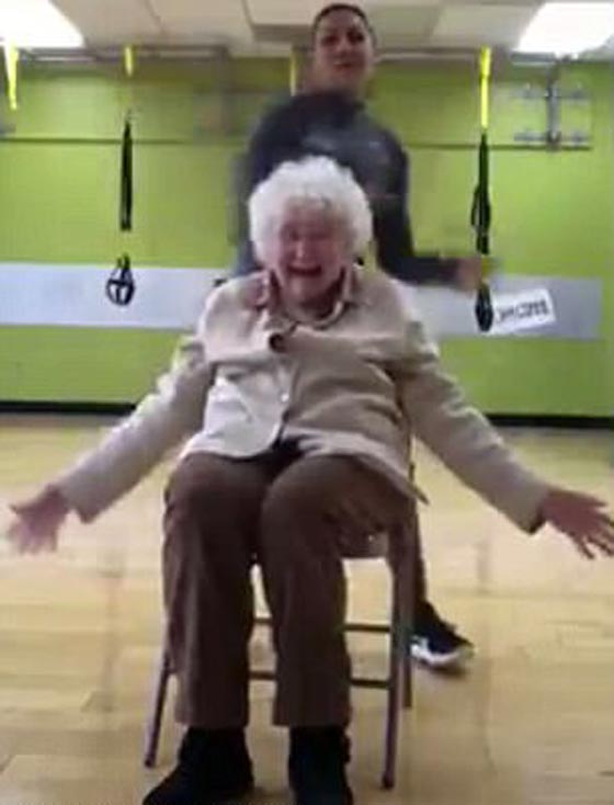 فيديو طريف: عجوز عمرحا 93 عاما في صالة التمارين الرياضية صورة رقم 5