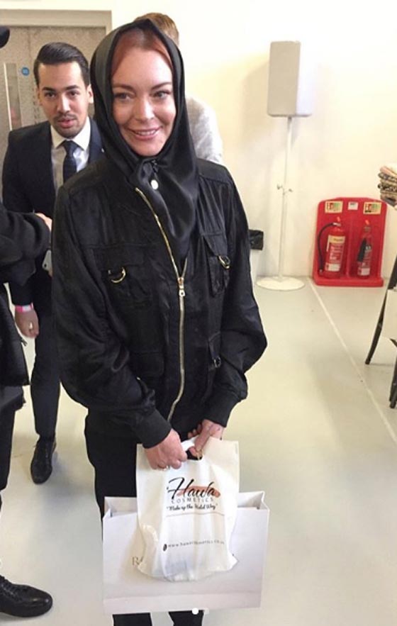 الممثلة الأمريكية ليندسي لوهان تثير الجدل من جديد بارتدائها الحجاب صورة رقم 1