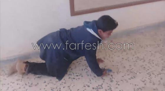 فيديو صادم من ليبيا: مدرس يتعتدي على طلابه بالضرب المبرح بعصا غليظة! صورة رقم 2