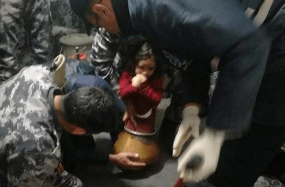 فيديو: طفلة اردنية تعلق داخل طنجرة وضعتها فيها امها بسبب صورة  فيسبوك! صورة رقم 1