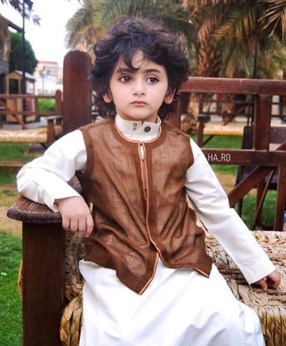 صور وفيديو طفل سعودي يثير ضجة بمواقع التواصل لوسامته وعصبيته صورة رقم 1