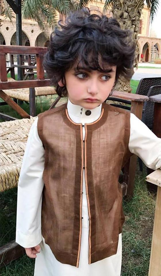 صور وفيديو طفل سعودي يثير ضجة بمواقع التواصل لوسامته وعصبيته صورة رقم 2