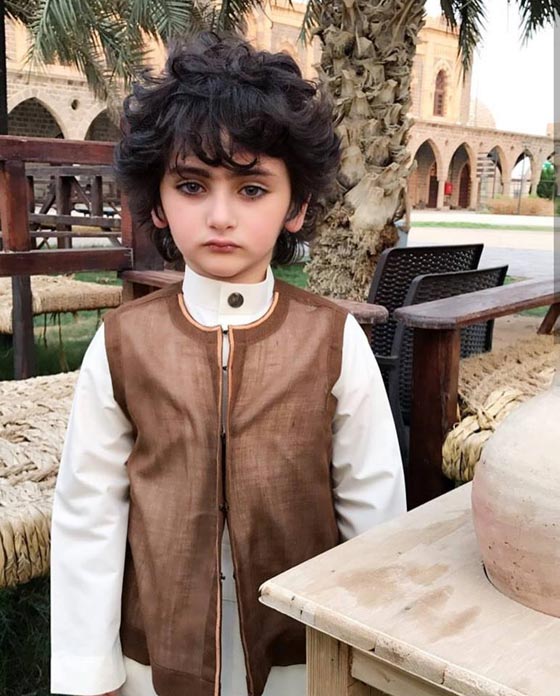 صور وفيديو طفل سعودي يثير ضجة بمواقع التواصل لوسامته وعصبيته صورة رقم 3
