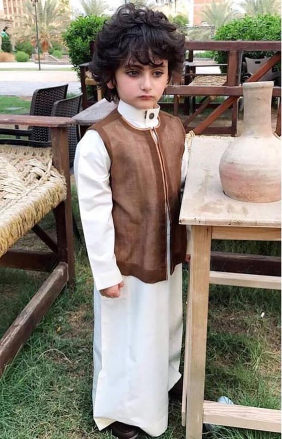 صور وفيديو طفل سعودي يثير ضجة بمواقع التواصل لوسامته وعصبيته صورة رقم 5