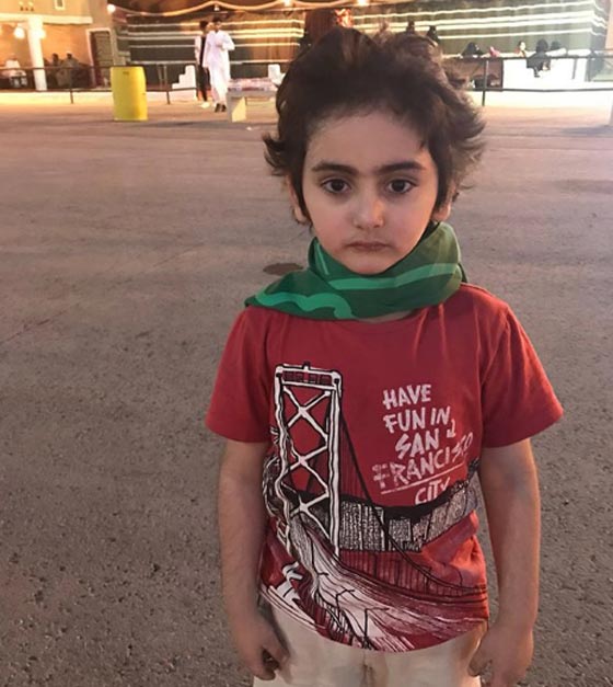 صور وفيديو طفل سعودي يثير ضجة بمواقع التواصل لوسامته وعصبيته صورة رقم 9
