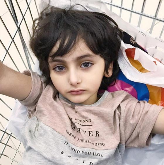 صور وفيديو طفل سعودي يثير ضجة بمواقع التواصل لوسامته وعصبيته صورة رقم 12