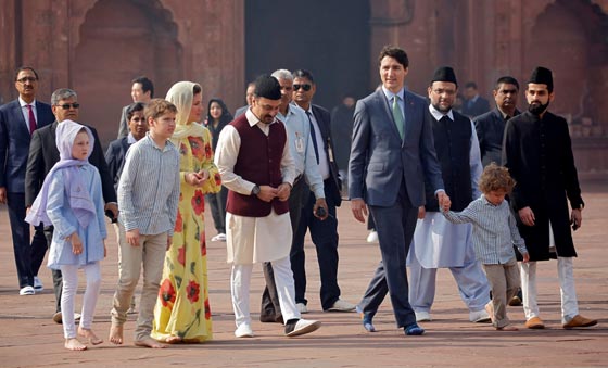 زوجة وابنة رئيس وزراء كندا ترتديان غطاء للرأس صورة رقم 1