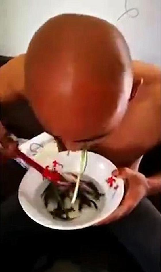 فيديو صادم.. رجل يأكل طبقاً من الأسماك الحية صورة رقم 1
