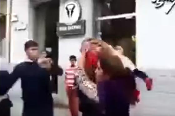 فيديو صادم: امرأة تستخدم جسد طفل لضرب رجل! صورة رقم 1