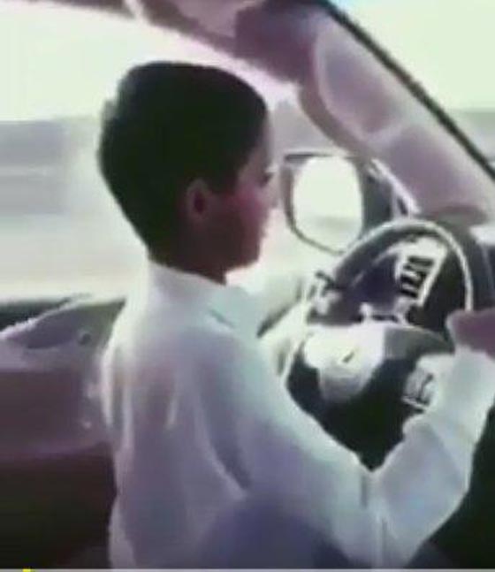 طفل يقود سيارة بسرعة جنونية .. فيديو صورة رقم 1