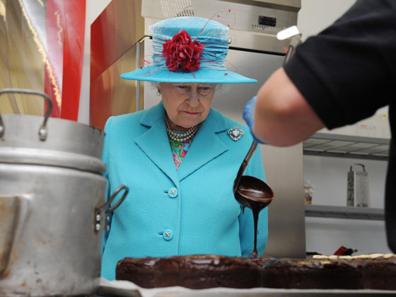 لن تصدّق بساطة ما تأكله وتشربه ملكة بريطانيا يوميًا! صورة رقم 13