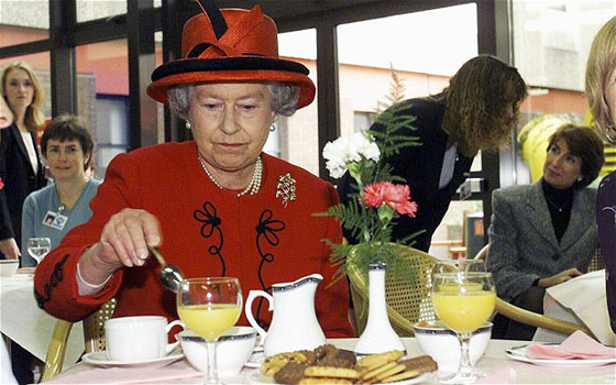 لن تصدّق بساطة ما تأكله وتشربه ملكة بريطانيا يوميًا! صورة رقم 1