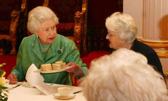 لن تصدّق بساطة ما تأكله وتشربه ملكة بريطانيا يوميًا! صورة رقم 7