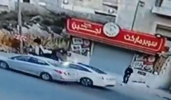 فيديو مروع: سيارة تصدم فتاة وتطيح بها في الهواء  صورة رقم 2