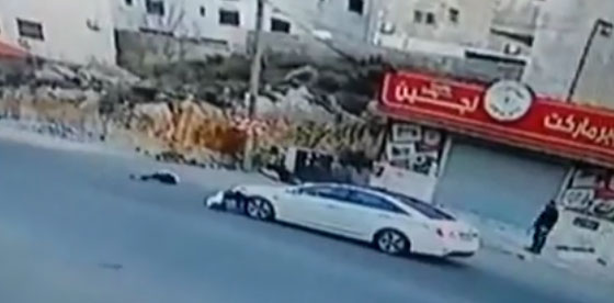 فيديو مروع: سيارة تصدم فتاة وتطيح بها في الهواء  صورة رقم 3