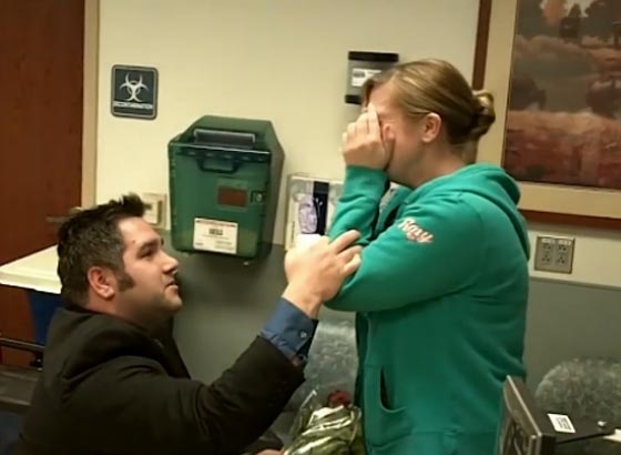 فيديو مثير: عرض الزّواج على حبيبته الممرّضة بطريقة مخيفة صورة رقم 2