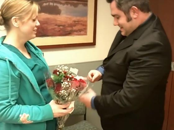 فيديو مثير: عرض الزّواج على حبيبته الممرّضة بطريقة مخيفة صورة رقم 3