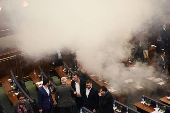 بالفيديو..إلقاء قنابل غاز مسيل للدموع داخل برلمان كوسوفو صورة رقم 2
