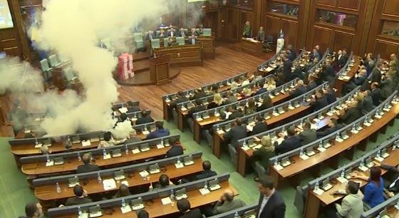 بالفيديو..إلقاء قنابل غاز مسيل للدموع داخل برلمان كوسوفو صورة رقم 1