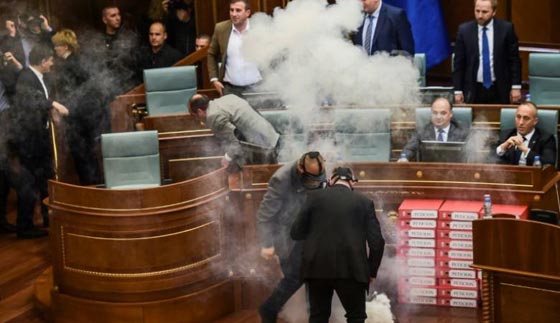 بالفيديو..إلقاء قنابل غاز مسيل للدموع داخل برلمان كوسوفو صورة رقم 4