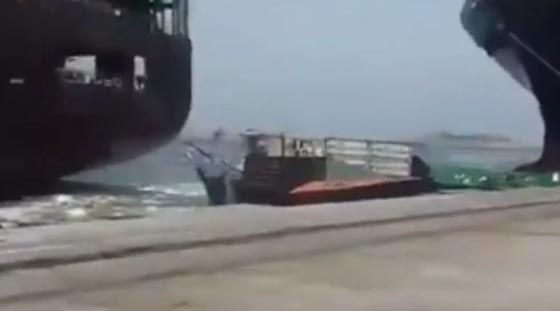 بالفيديو..حادث تصادم سفينتي شحن في ميناء بباكستان صورة رقم 2