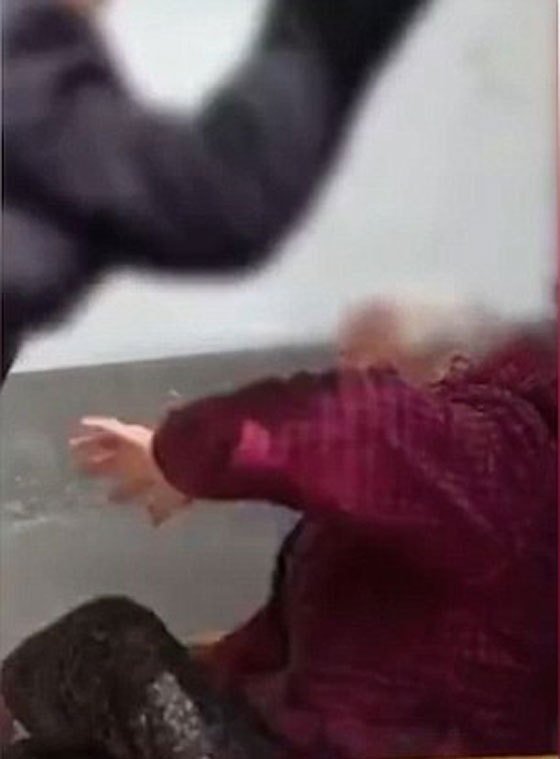  فيديو صادم.. ابن  عاق يضرب أمه العجوز التسعينية بوحشية لسبب تافه! صورة رقم 4