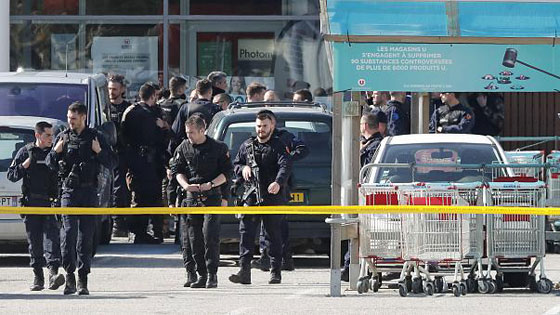  وفاة شرطي فرنسي متأثرا بجراحه خلال الهجوم الارهابي بجنوب البلاد صورة رقم 6