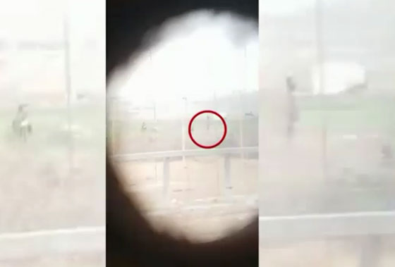 بالفيديو.. قناص إسرائيلي يصب حقده في جسد متظاهر فلسطيني أعزل صورة رقم 1